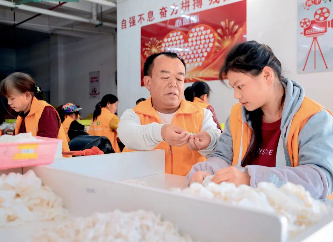 把 “不敢想” 变成 “能做到”！他让残疾人活成自己的英雄.png